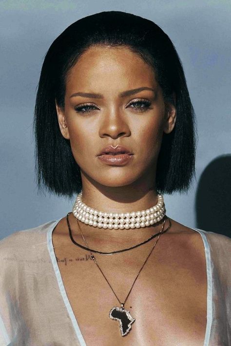 Celebrities Who Made Pearls So Fashionable These Days - PearlsOnly How To Style Pearls, Mode Rihanna, Rihanna Looks, Wear Pearls, Rihanna Style, Bad Gal, Chic Earrings, Rihanna Fenty, Happy Hair