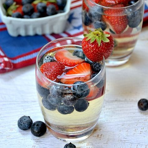 Kid Drinks Recipes, White Wine Sangria Recipe, Patriotic Drinks, Yummy Summer Drinks, White Wine Sangria, Patriotic Food, Vodka Lemonade, Blue Desserts, Refreshing Summer Cocktails