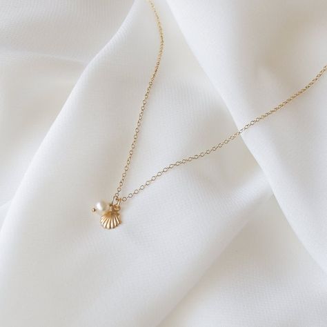 Tiny Pendant Necklace, Aesthetic Jewellery, Sea Shell Necklace, Necklace Shell, Wardrobe Upgrade, Bracelet Inspo, Dainty Necklaces, Tiny Pendant, Seashell Earrings