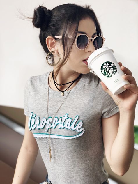 Drinking Starbucks Pose, Starbucks Photoshoot Ideas, Starbucks Selfie, Reference Portraits, Tumblr Starbucks, Starbucks Photography, Street Poses, Coffee Portrait, Photography Artistique