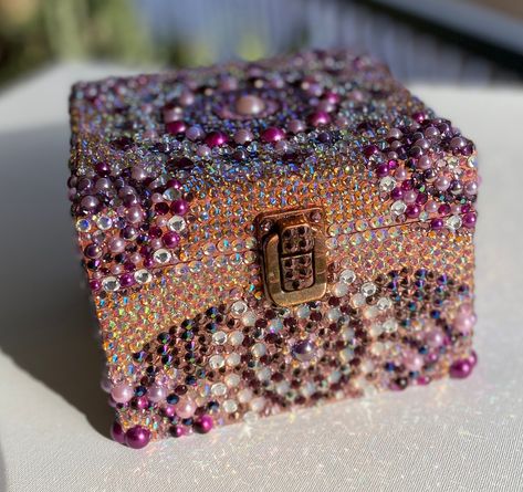 Bedazzled Jewelry Boxes, Bedazzled Stuff, Bedazzled Jewelry, Wooden Box Diy, Rhinestone Cowboy, Wooden Box Designs, Nifty Crafts, Glamour Art, Bling Ideas