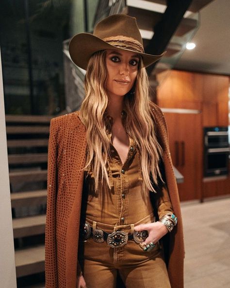 Lainey Wilson (@laineywilson) • Instagram photos and videos Cowgirl Photography, Lainey Wilson, Cowboy Pictures, Cowgirl Style Outfits, Western Photography, Safari Chic, Southern Girls, Denim And Diamonds, 70s Inspired Fashion