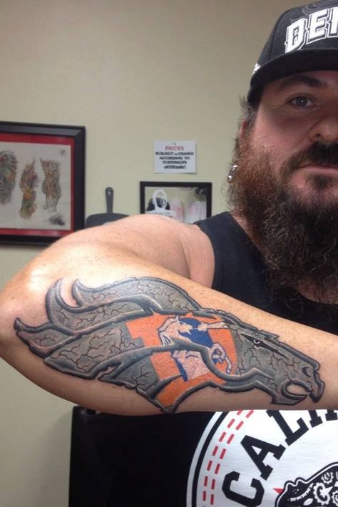 Awesome ink! Bronco Tattoo, Broncos Tattoo, Denver Broncos Tattoo, Broncos Memes, Sexiest Tattoos, Broncos Wallpaper, Denver Broncos Baby, Denver Bronco, Go Broncos