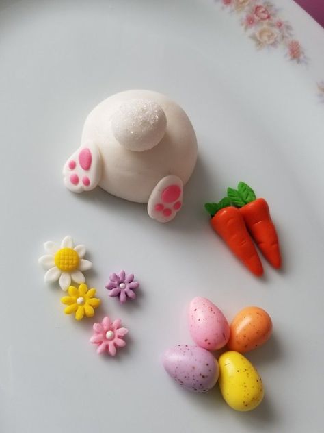 Pin description Easter Fondant Toppers, Fondant Easter Bunny, Fondant Bunny Ears, Fondant Easter Decorations, Fondant Carrots, Easter Snack Ideas, Bunny Fondant, Fondant Rabbit, Easter Cupcakes Decoration