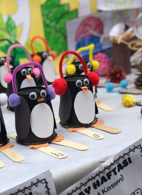 Penguin Art And Craft, Penguin Painting For Kids, Winter Childrens Crafts, Paper Cups Crafts For Kids, Penguin Kindergarten Activities, Penguin Kids Craft, Winter Kindergarten Decoration, Elementary Winter Crafts, Paper Cup Crafts Decoration