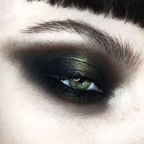 Green Gothic Makeup, Green Goth Makeup, Dark Green Eye Makeup, Wedding Makeup For Brown Eyes, Avant Garde Makeup, Alternative Makeup, Cool Makeup Looks, Green Makeup, Edgy Makeup