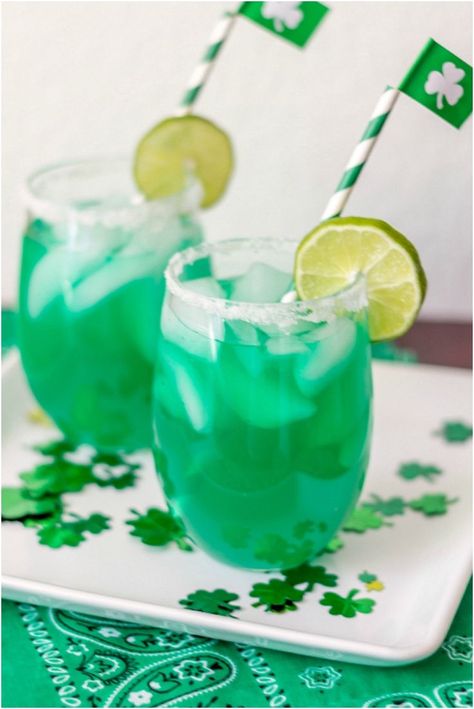 20 Refreshing Family Friendly Green Drinks And Shakes For St. Patrick’s Day Irish Cocktails, Sant Patrick, Green Punch, St Patricks Day Drinks, St. Patrick’s Day, St Patricks Day Food, Kid Drinks, Green Drinks, Green Beer