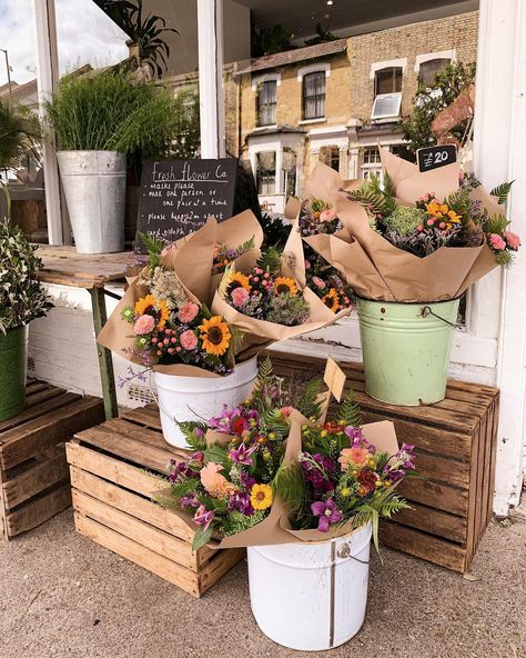 Dont you just love a bundle of summer flowers? . Wish you were here Xoxo Rustic Flower Shop, Flower Booth Display Ideas, Plant Shop Display, Floral Shop Aesthetic, Modern Flower Shop, Strawberry Stand, Flower Vendor, Flower Display Stand, Flower Stall