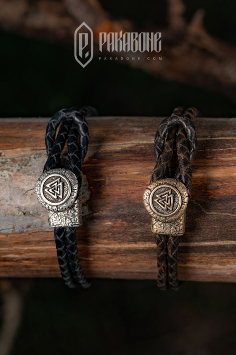 The centerpiece of this bracelet features the iconic Viking symbol, the Valknut. This symbol is associated with Odin and represents protection, bravery, and the power of the god of war. Wearing this bracelet allows you to carry the strength and symbolism of the Valknut with you. Norse Magic, Viking Arm Rings, Viking Aesthetic, Norse Jewelry, Modern Bracelets, Viking Bracelet, Pagan Jewelry, Unique Gifts For Him, Viking Jewelry