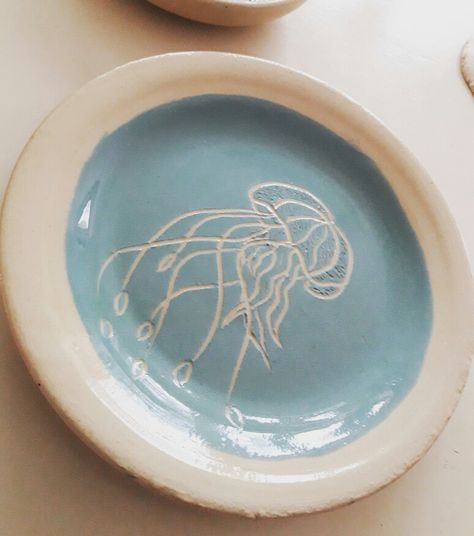 Jellyfish sgraffito dessert plate. Hand thrown in my studio. www.dutchmud.nl Ocean Sgraffito, Scrafitto Ceramics Plates, Sgraffito Plate Designs, Scraffito Designs Simple Plate, Sgraffito Designs Plates, Sgraffito Designs Easy, Ceramic Jellyfish, Sgraffito Plate, Sgraffito Bowl