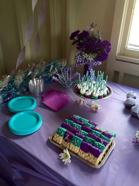 Purple& teal baby shower  G> I like the rice crispy treats Purple And Teal Gender Reveal Ideas, Lavender And Teal Birthday Party Ideas, Teal And Purple Birthday Party Ideas, Teal And Purple Gender Reveal Party, Purple And Teal Gender Reveal, Teal Baby Shower Ideas, Peacock Baby Shower, Teal Baby Shower, Aladdin Birthday Party