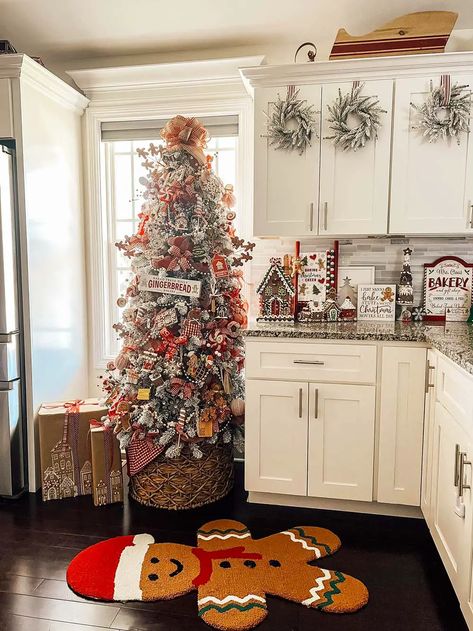 Christmas Extravaganza, Gingerbread Cottage, Gingerbread Christmas Tree, Gingerbread Christmas Decor, Gingerbread Decorations, Christmas Decor Inspiration, Christmas Kitchen Decor, Christmas Themes Decorations, Christmas Tree Inspiration