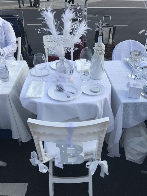 Dinner en blanc En Blanc Party Table Settings, White Dinner Table Decor, Dinner En Blanc Table Decor Elegant, White And Silver Dinner Party, Engagement Party List, Luxury White Party Sets, Diner En Blanc Table Decorations, Dinner En Blanc Table Decor, Diner En Blanc Table Ideas