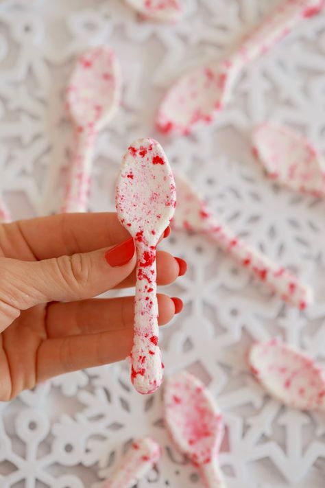 Peppermint Candy Spoons - Jazz up your hot chocolate this Holiday season!! Candy Cane Spoons Diy, Edible Spoons Recipe, Peppermint Spoons For Hot Chocolate, Peppermint Spoons Diy, Candy Spoons For Hot Chocolate, Peppermint Bowls Diy, Peppermint Bowls, Peppermint Spoons, Hot Cocoa Spoons