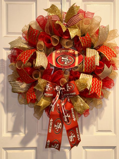 49er wreath 49ers Crafts, 49ers Wreath, Football Team Wreaths, Card Boards, Football Crafts, Football Decor, Glasses Design, Sports Wreaths, Football Wreath