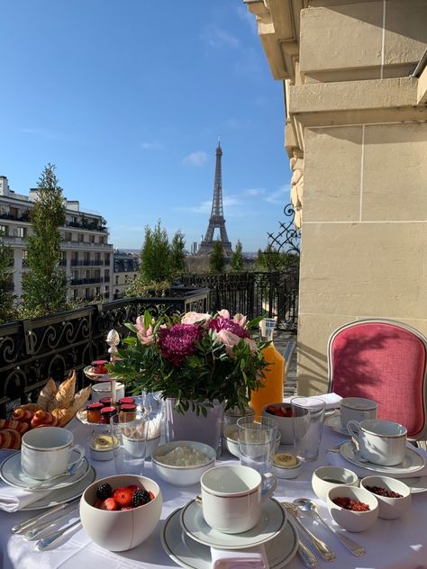 Paris Brunch, France Cafe, Married In Vegas, Glam Aesthetic, France Aesthetic, Life Vision Board, Blowout Hair, Living In Paris, Breakfast At Tiffanys