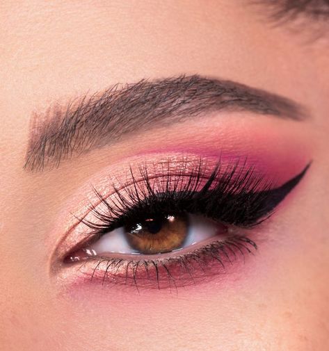 Makeup With Pink Eyeshadow, Barbie Makeup Look Doll, Barbie Eye Makeup, Hot Pink Makeup Looks, Barbie Makeup Ideas, Simple Pink Makeup, Pink Prom Makeup, Pink Hoco Makeup, Makeup Ideas Pink