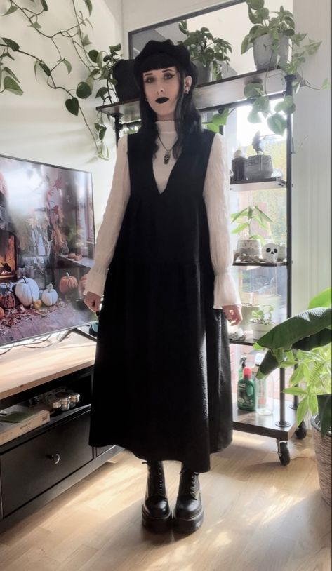 Caplet Outfits, Velvet Long Skirt Outfit, Gothic Outfit Ideas Casual, Gothic Winter Outfits Cold, Witchy Winter Outfits Cold Weather, Black Witchy Outfits, Gothic Autumn Outfit, Beginner Goth Outfits, Modest Gothic Outfits