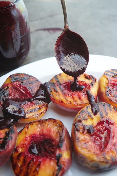 Blackberry Sauce, Grilled Desserts, Grilled Fruit, Grilled Peaches, Dessert Dips, Peach Recipe, Fruit Recipes, Clean Eating Snacks, Grilling Recipes