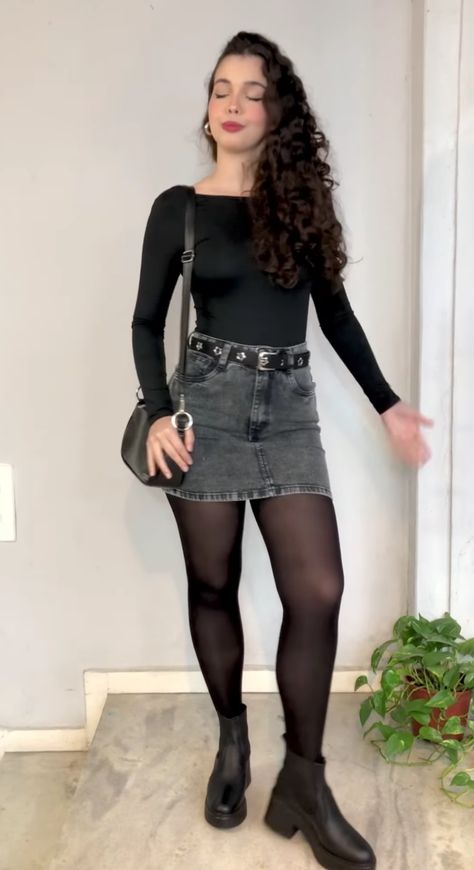 Short Jean Skirt Outfits Fall, Short Black Skirt Outfit, Denim Mini Skirt Outfit, Sweater Skirt Outfit, Cute Edgy Outfits, Black Skirt Outfits, Short Black Skirt, Dress With Stockings, Miniskirt Outfits