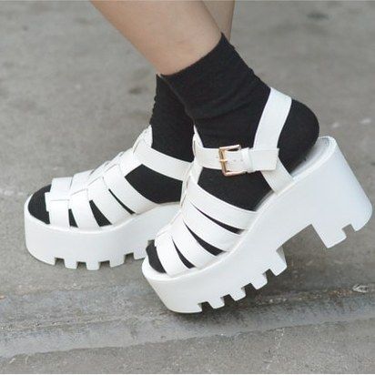 Sandalias blancas, con medias negras y ropa de tonos pasteles: un gran SÍ. | 18 Formas estilosas de atreverte a usar sandalias y medias mientras callas al mundo Socks And Heels, Clogs, Cool Outfits, Personal Style, Converse, Fashion Inspo, Socks, Fashion Outfits, My Style