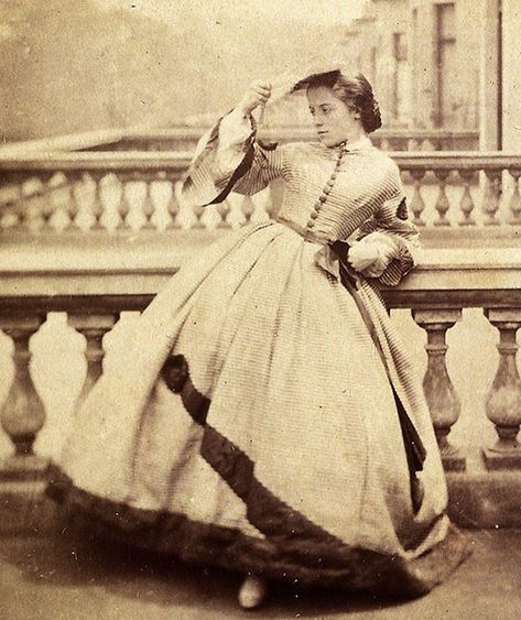 Lady Clementina Hawarden was a prolific photographer, well respected in her day. She captured scenes of family and everyday life of the upper class in the mid 19th Century, typically using her daughters as subjects. She experimented with light and framing, often featuring windows and mirrors in her scene studies. Via @vamuseum. Victorian Crinoline, Isabella Grace, Era Dresses, Victorian Photography, 1860 Fashion, Portrait Vintage, Victorian Photos, Old Photography, Elegant Photo