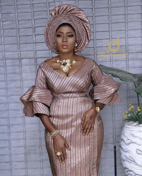 African Mother Of The Bride Dresses, Bride Mother Dress Weddings, Nigerian Dress Styles, African Traditional Wedding Dress, Nigerian Lace Styles, African Wedding Attire, African Lace Styles, Long African Dresses, African Dresses For Kids