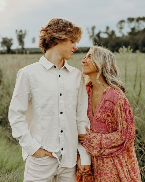 Couple Spring Pictures, Taylor Magruder, Couples Photo Poses Ideas, Isa Photoshoot, Couples Outfits For Pictures, Cute Poses With Boyfriend, Cute Couple Photoshoot Poses, Young Couple Photoshoot, Summer Engagement Outfits