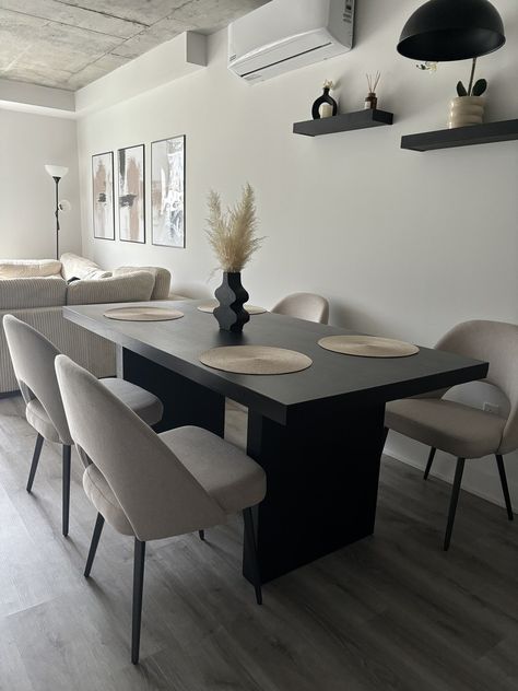 Black White And Grey Dining Room Ideas, Dining Room Design Grey Floors, Apartment Dining Room Aesthetic, Black Table Decor Ideas, House Interior Black And White, Black White Grey Dining Room, Black Dinner Table Decor, Dining Room Black And White, Kitchen Table Design