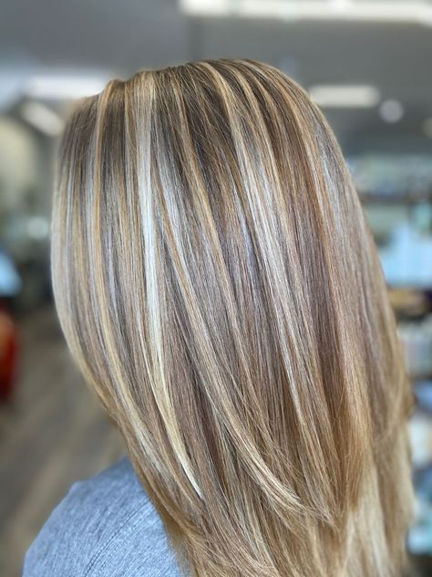 Light Brown Hair With Blonde Highlights Medium Shoulder Length, Blonde Highlights Shoulder Length Hair, Frosted Blonde Hair, Shoulder Length Blonde Highlights, Slicing Highlights, Dimensional Blonde With Lowlights, Foiled Hair, Blonde Hair Fade, Spring Hair Color Blonde