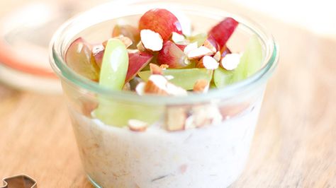 overnight-oats-in-a-jar-with-grapes-and-almonds Gut Friendly Breakfast, High Protein Overnight Oats, Oats In A Jar, Wholesome Breakfast, Overnight Oats In A Jar, Breakfast In A Jar, Protein Overnight Oats, Milk Nutrition, Grape Recipes