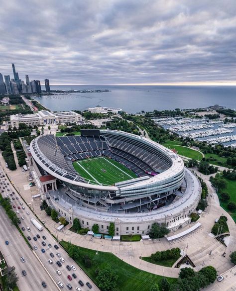 Soldier Field Stadium, Nfl Stadium, Dubai Houses, Stadium Architecture, Nfl Stadiums, Baseball Park, Stadium Design, Soldier Field, Sports Stadium