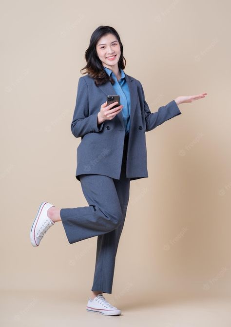 Premium Photo | Full length image of young asian business woman on background Asian Business Women, Corporate Shoot, Headshots Women, Business Attire Women, Business Photoshoot, Social Post, Corporate Headshots, Business Portrait, Details Pictures