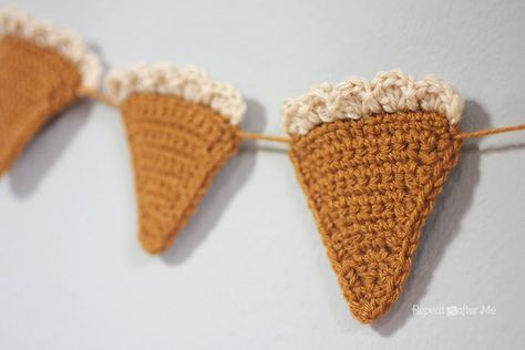 Repeat Crafter Me: Crochet Pumpkin Pie Bunting Crochet Pumpkin Pie, Crochet Cakes, Crochet Garlands, Random Crochet, Crochet Thanksgiving, Crochet Christmas Garland, Crochet Fall Decor, Crochet Pour Halloween, Thanksgiving Crochet