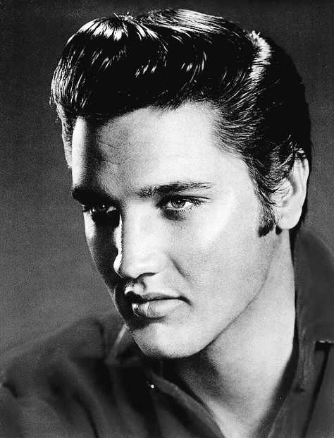 Elvis Presley Portrait, Elvis Tattoo, Elvis Presley Family, Young Elvis, Elvis Presley Photos, Face Photography, Celebrity Portraits, Profile Pictures, Portrait Photo