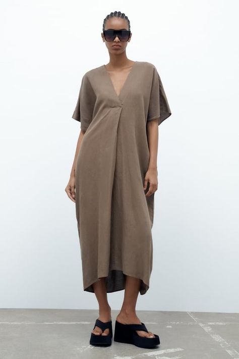 Discover great products at the best prices at Dealmoon. Zara PLEATED TUNIC DRESS. Price:$39.99 at Zara Zara Printed Dress, Balloon Dress, Printed Short Dresses, Stretch Knit Dress, Dress With Pleats, Printed Tunic Dress, Long Denim Skirt, Asymmetrical Hem Dress, Dress Zara