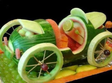 Fruit car 2 Party Essen, Deco Fruit, Veggie Art, Fruits Decoration, Fruit Creations, Watermelon Art, Watermelon Carving, Food Sculpture, Fruit And Vegetable Carving