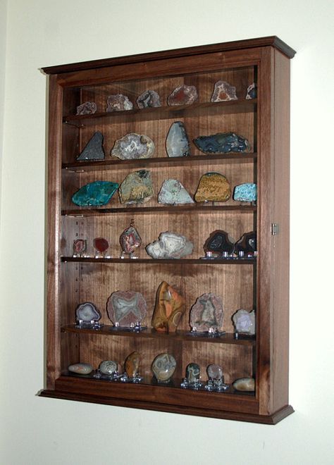 Geode display case. Great for any rock collector! Made in the USA from North American hardwood. Rock Collection Display, Ormanlık Alan, Diy Shelving, Wall Display Case, Hardwood Lumber, Crystal Shelves, Diy Display, Rock Collection, Crystal Decor