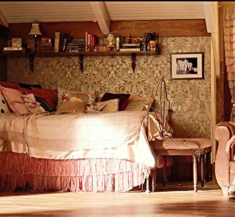 Aria Montgomery's room pll                                                                                                                                                     Mais Aria Montgomery Bedroom, Aria Montgomery Room, Aria Montgomery, Pretty Bedroom, Grunge Look, Pretty Room, Bedroom Goals, Wallpaper Bedroom, Room Inspiration Bedroom