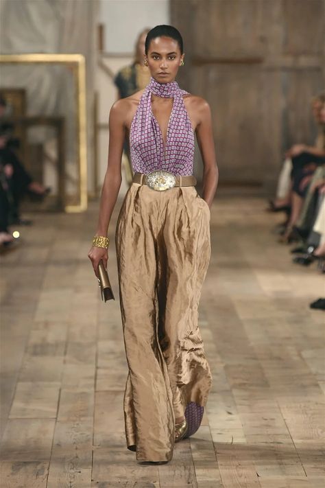 Ralph Lauren Fashion Show, Silk Halter Top, Look Boho Chic, Spring Runway, Mode Hippie, Looks Country, Bohemian Mode, Ralph Lauren Style, Moda Boho