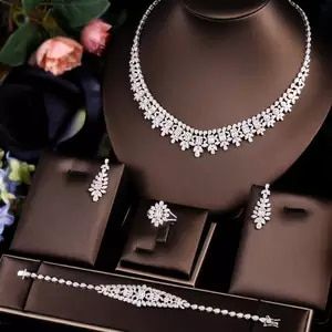 Diamond Accessories, Crystal Wedding Jewelry, Jewelry Set Design, Crystal Jewelry Sets, Trending Necklaces, Prom Jewelry, Diamond Jewelry Designs, Fancy Jewellery, Women Party