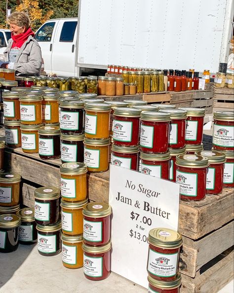 Farmers Market Canned Goods, Farmers Market Display Canned Goods, Selling Canned Goods At Farmers Market, Crafts For Farmers Market, Cute Farmers Market Booth, Farmers Market Packaging, Farmers Market Display Ideas, Farmers Market Stands, Fall Farmers Market