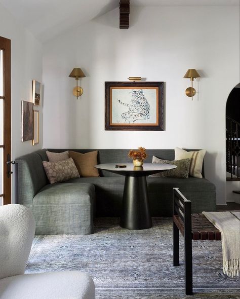 Built In Banquette Seating, U Couch, Built In Banquette, Kitchen Banquette, Spanish Style Home, Design Salon, Banquette Seating, Kitchen Nook, Dining Nook