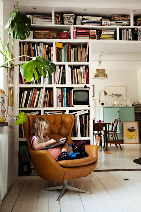 We love vintage reading chairs! This gorgeous leather reading chair is situated perfectly next to floor-to-ceiling bookshelves making for a cozy corner book nook! Poltrona Design, Lots Of Books, Design Library, Home Libraries, Design Del Prodotto, Comfy Chairs, A Living Room, Home Library, Book Shelf