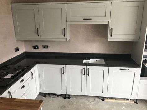 White Kitchen Black Worktop, Black Granite Kitchen, All Black Kitchen, Wooden Worktops, Dark Grey Walls, Kitchen Decor Inspiration, Diy Kitchen Remodel, All White Kitchen, White Cabinetry