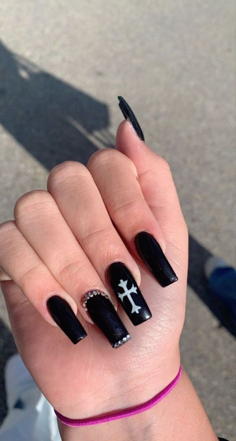 Classy Baddie Nails Black, Cybery2k Nails, Grunge Y2k Nails, G59 Nails, Y2k Aesthetic Nails, Y2k Cross, Cross Nails, Nails Y2k, Punk Nails