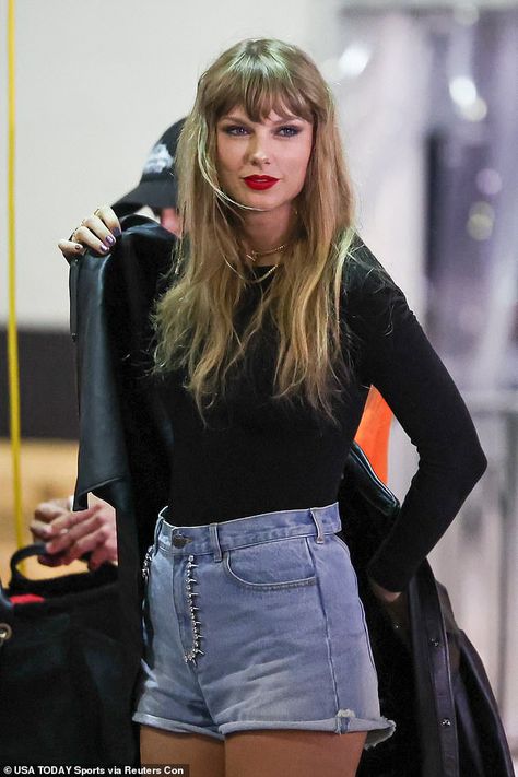 Bedazzled Jeans, Taylor Swift Fotos, Taylor Swift Street Style, Taylor Outfits, Chiefs Game, Estilo Taylor Swift, Taylor Swift Outfits, Looks Street Style, Long Live Taylor Swift