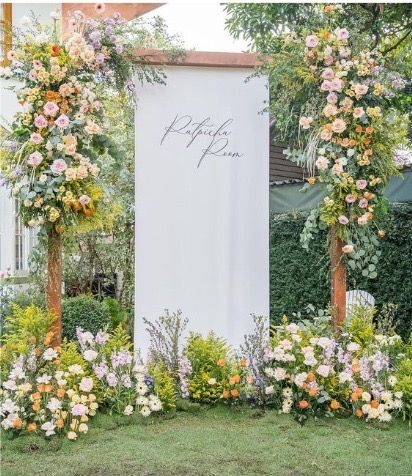 Outdoor Wedding Photobooth, Outdoor Photobooth Ideas, Wedding Photo Area Backdrop Ideas, Simple Photobooth, Blue Bridal Shower Decorations, Wedding Hall Decorations, Blue Bridal Shower, Wedding Backdrop Design, Wedding Arch Flowers