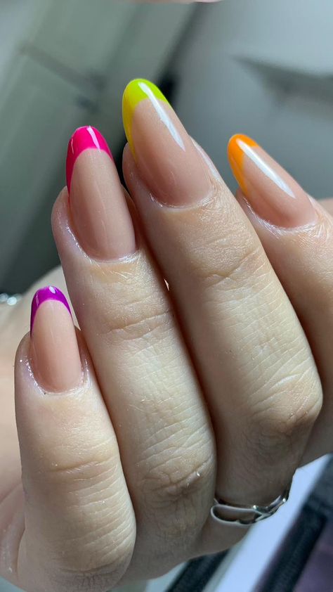 Alongamento de unha o formato amendoado com esmaltação em gel, francesinha neon, francesinha colorida, inspiração de uhas Beautiful Nails, Fashion Nails, Nail Inspo, Neon, Nails, Makeup, Make Up