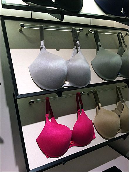 Bar Hang Rod Display at Victoria's Secret Bra Display, Lingerie Quotes, Bohemian Victorian, Space Concept, Promotion Ideas, Acrylic Bar, Bathroom Towel Rack, Retail Fixtures, Towel Rack Bathroom